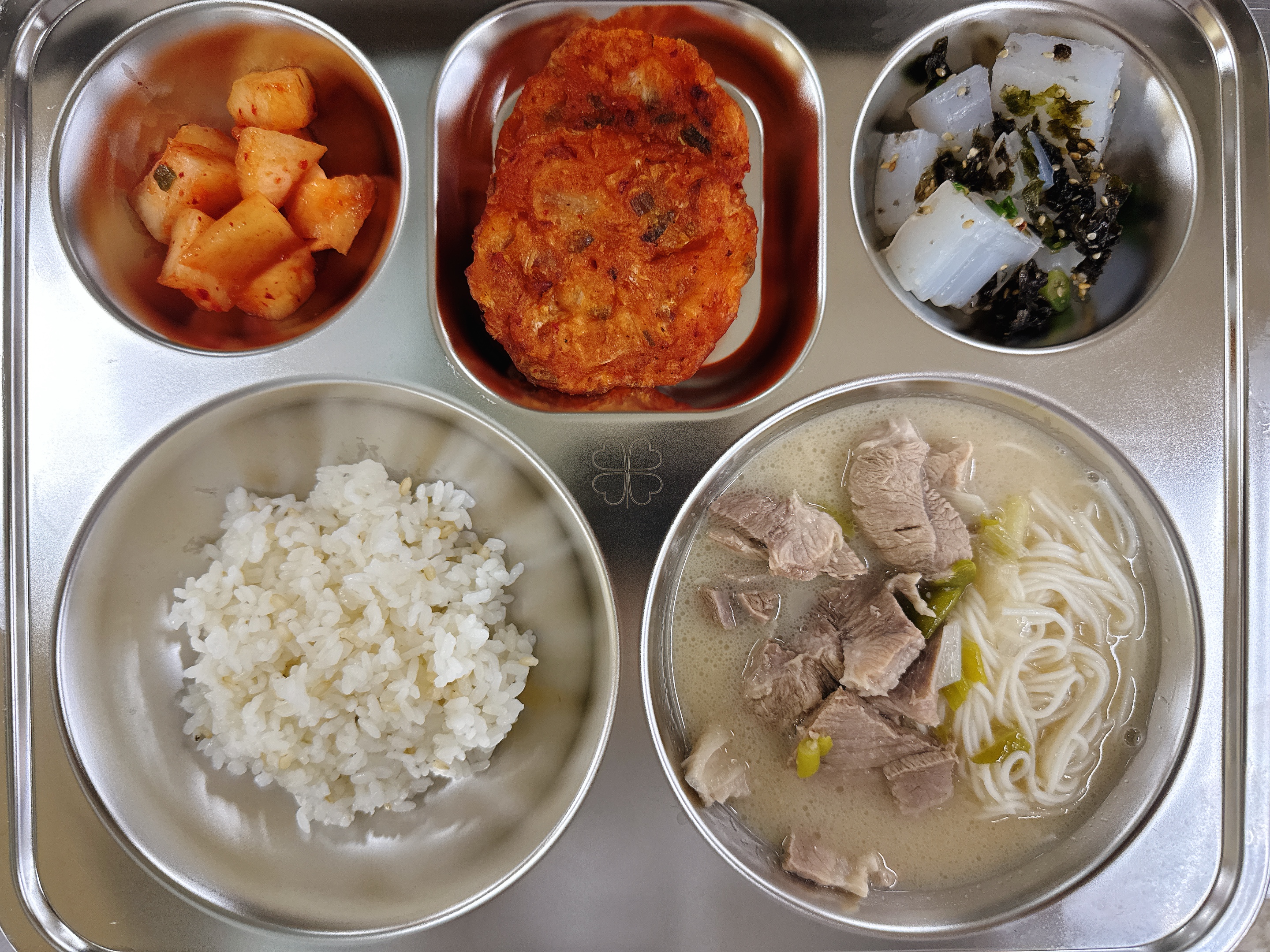 찰현미밥 
돼지국밥*소면사리 (2.5.6.9.10)
청포묵김가루무침 (5.6.18)
오징어김치전 (1.5.6)
섞박지 (9)_이미지